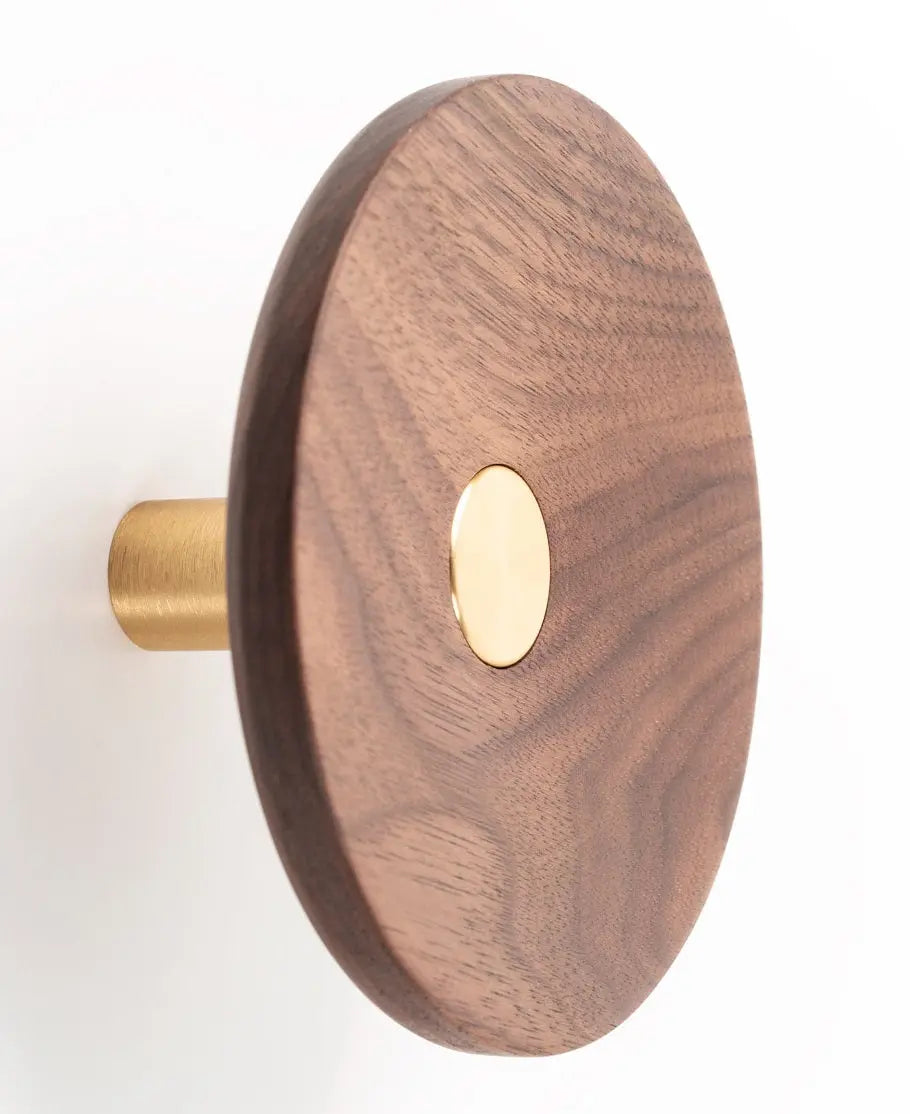 Agățătoare cuier Viefe Zoot, alamă întunecată periată și nuc, Ø 120 mm