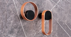 Agățătoare cuier rotundă Viefe Orbit, cupru periat și negru periat, 75 × 45 mm