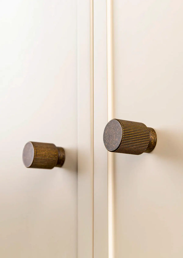 Buton mobilier Viefe Arpa, alamă rustică, Ø 22 mm