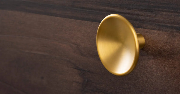 Buton mobilier Viefe Disc, alamă cava periată, Ø 50 mm
