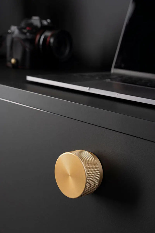 Buton mobilier Viefe Graf Big, alamă întunecată periată, Ø 38 mm - imagine 4