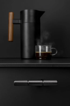 Buton mobilier Viefe Point, negru periat, 110 × 40,9 mm