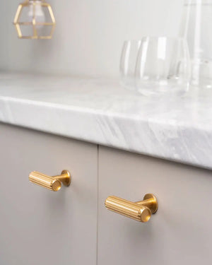 Buton mobilier Viefe Rille, alamă întunecată periată, 55 × 38,5 mm