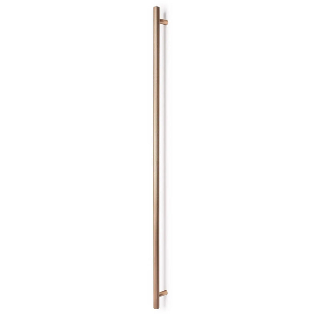 Mâner lung Viefe Boto Big, alamă cava periată, 1122 mm (interax 1024 mm)