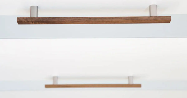 Mâner mobilier Viefe Ara W, oțel inoxidabil și nuc, 220 mm (interax 160 mm)