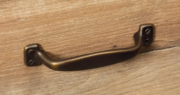 Mâner mobilier Viefe Ava, alamă antichizată, 128,5 mm (interax 96 mm)