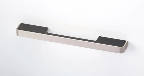 Mâner mobilier Viefe Blok, nichel periat și negru mat, 217 mm (interax 160 mm)