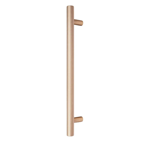 Mâner mobilier Viefe Boto Big, alamă cava periată, 418 mm (interax 320 mm)
