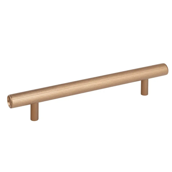 Mâner mobilier Viefe Boto, alamă cava periată, 226 mm (interax 160 mm)
