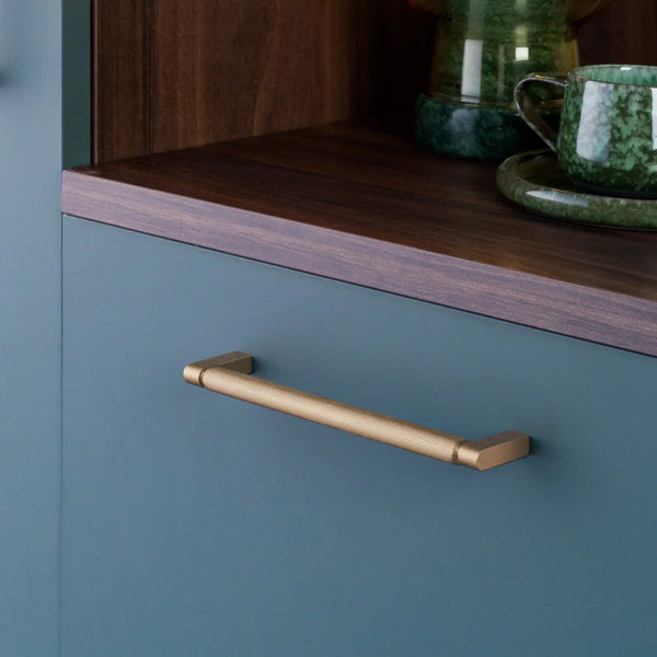 Mâner mobilier Viefe Brooklyn, alamă cava periată, 330 mm (interax 320 mm) - imagine 3