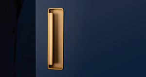 Mâner mobilier Viefe Fold, alamă cava periată, 174 mm (interax 128 mm)