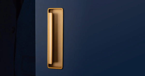 Mâner mobilier Viefe Fold, alamă cava periată, 174 mm (interax 128 mm)