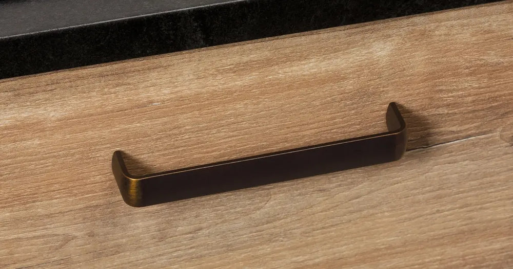 Mâner mobilier Viefe Mito, alamă antichizată, 166 mm (interax 160 mm)