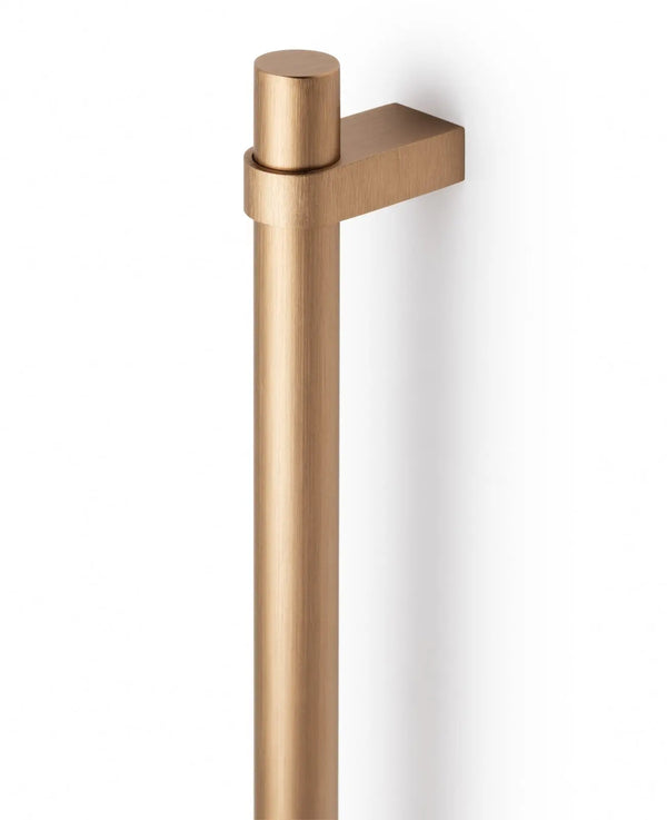 Mâner mobilier Viefe Nobb, alamă cava periată, 244 mm (interax 192 mm)