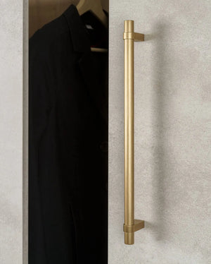 Mâner mobilier Viefe Nobb, alamă cava periată, 244 mm (interax 192 mm) - imagine 3