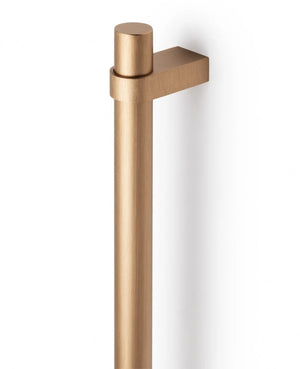 Mâner mobilier Viefe Nobb, alamă cava periată, 372 mm (interax 320 mm)