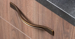 Mâner mobilier Viefe Raviolo, alamă antichizată, 172 mm (interax 96 mm)