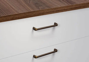 Mâner mobilier Viefe Redo, alamă antichizată, 137 mm (interax 128 mm)
