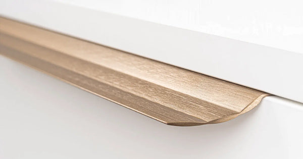 Mâner mobilier Viefe Skala, alamă cava periată, 350 mm (interax 256 mm)