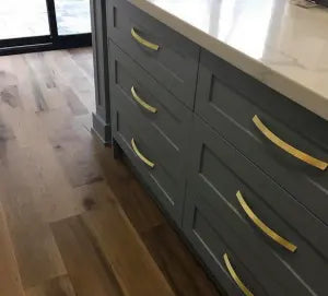Mâner mobilier Viefe Smee, alamă periată, 231 mm (interax 224 mm) - imagine 2