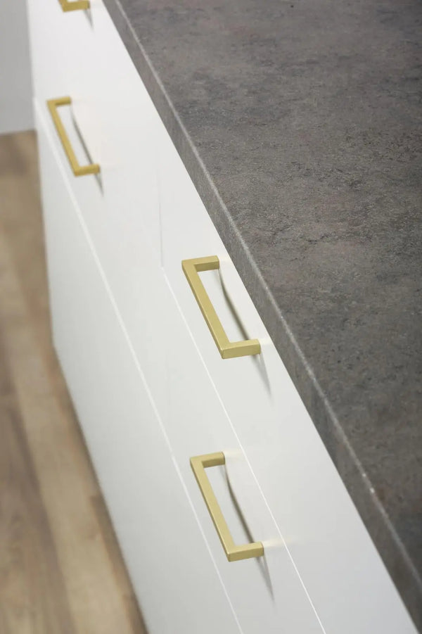 Mâner mobilier Viefe U, alamă periată, 136,5 mm (interax 128 mm)