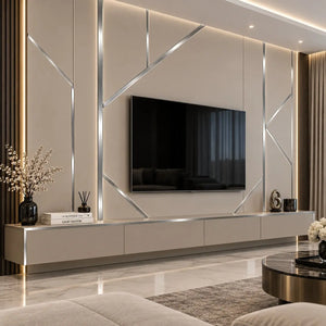 Platbandă inox argintiu periat pe peretele TV cu linii verticale — LUSSOLINE