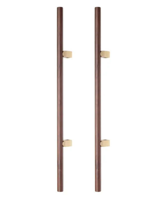 Set mânere spațiale duble Viefe Kumo Wood Big One, nuc și alamă periată, 1596 mm (interax 1056 mm)
