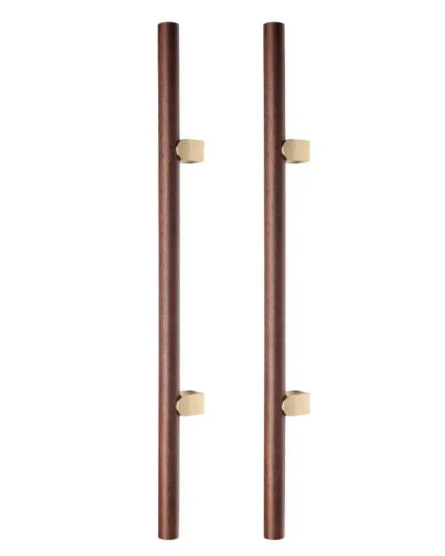 Set mânere spațiale duble Viefe Kumo Wood Big, nuc și alamă periată, 610 mm (interax 320 mm)