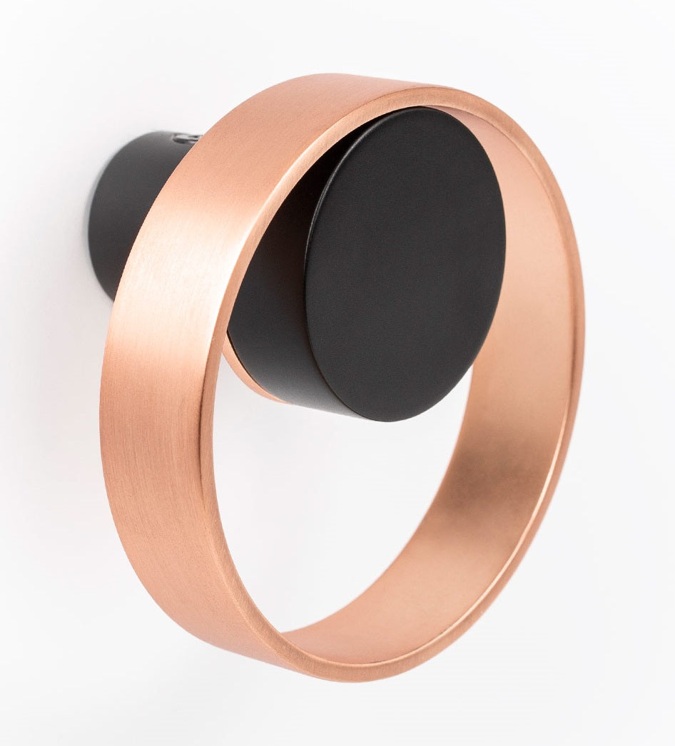 Agățătoare cuier rotundă Viefe Orbit, cupru periat și negru periat, 75 × 45 mm