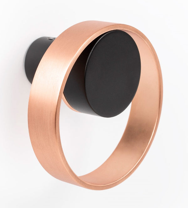 Agățătoare cuier rotundă Viefe Orbit, cupru periat și negru periat, 75 × 45 mm