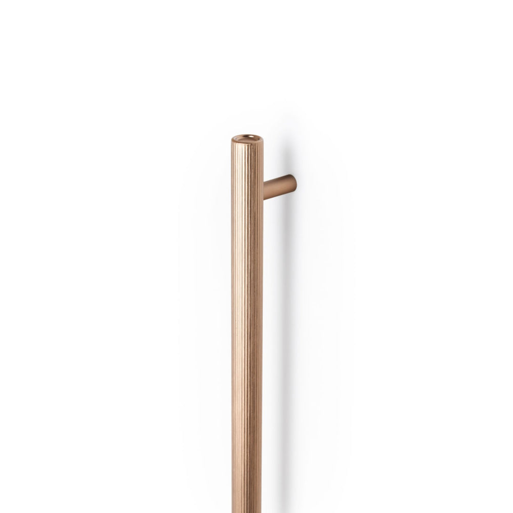 Mâner lung Viefe Boto, alamă cava periată, 1026 mm (interax 960 mm)