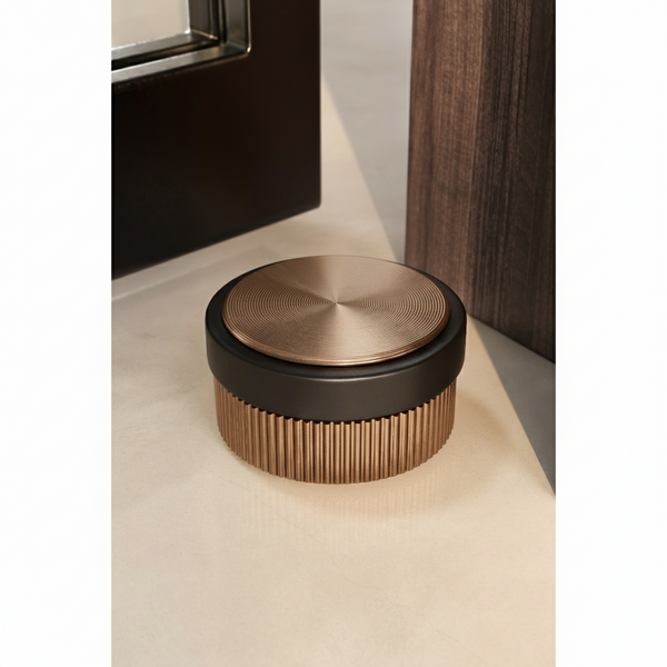 Opritor de ușă Viefe Brooklyn, alamă cava periată, 62 × 33 mm - imagine 3